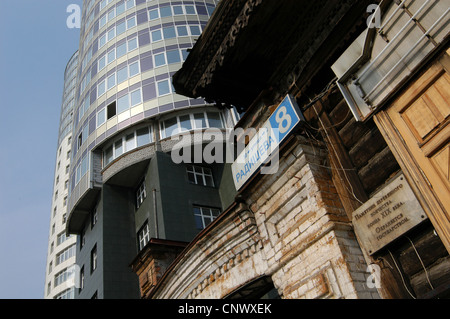 Traditionellen russischen Holzhaus aus dem 19. Jahrhundert vor einem neu gebauten Wolkenkratzer in Jekaterinburg, Russland. Stockfoto