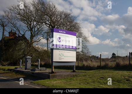 Schild am Eingang zum Kernkraftwerk Wylfa, Cemaes, Anglesey Stockfoto