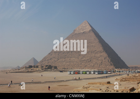 Die Pyramide des Chefren (R) und die Pyramide des Mykerinos (L) in Gizeh, Ägypten. Stockfoto