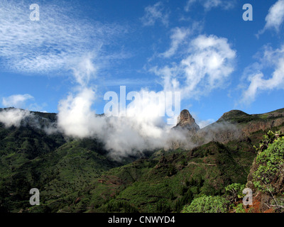 Roque de Agando in Wolken über den Barranco de Benchijigua, Kanarische Inseln, Gomera Stockfoto