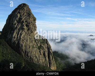 Roque de Agando in Wolken über den Barranco de Benchijigua, Kanarische Inseln, Gomera Stockfoto