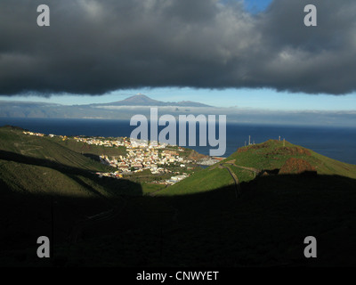 schwarze Wolken über San Sebastian, Teneriffa mit dem Teide im Hintergrund, Kanarische Inseln, Gomera, San Sebastian De La Gomera Stockfoto