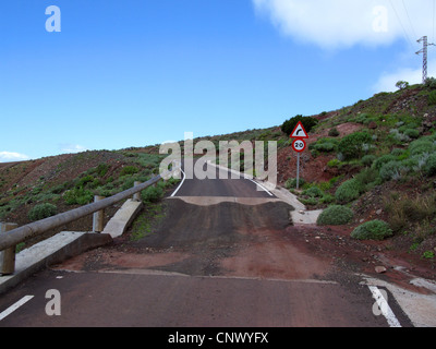 neu gebaute Straße in das Tal von La Tazo mit ausgeschnitten für Überschwemmungen in einem Barranco, Kanarische Inseln, Gomera Stockfoto