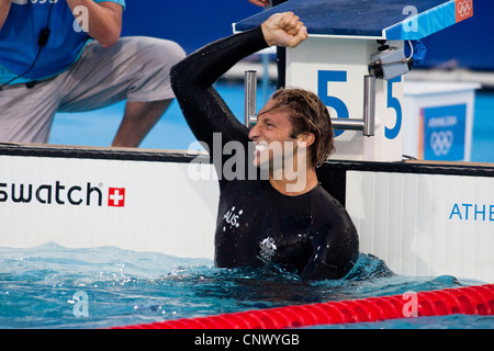 Ian Thorpe (AUS) reagiert nach dem Gewinn der Goldmedaille in der 200 Meter bei den Olympischen Sommerspielen 2004 frei. Stockfoto