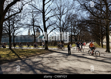 Touristen auf Fahrrädern im Hofgarten, Upper Bavaria München Stockfoto