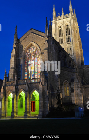 Bild vertikal Bryn Athyn Kathedrale mit Beleuchtung, der historische Bezirk, Pennsylvania, USA Stockfoto