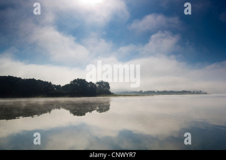See im Morgennebel wegräumen, Deutschland, Sachsen, Vogtland, Talsperre Poehl Stockfoto