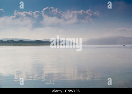 See mit Boot im Morgennebel wegräumen, Deutschland, Sachsen, Vogtland, Talsperre Poehl Stockfoto