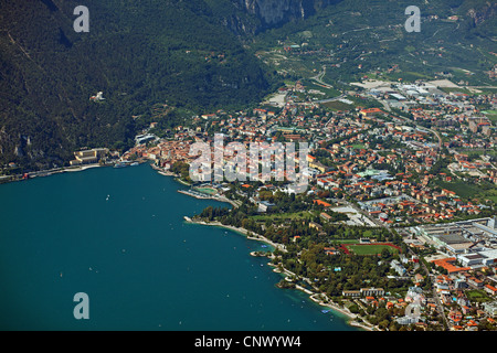 Blick auf Riva del Garda, befindet sich an der nordwestlichen Ecke von Riva Del Garda, Gardasee, Trentino, Gardasee, Italien Stockfoto