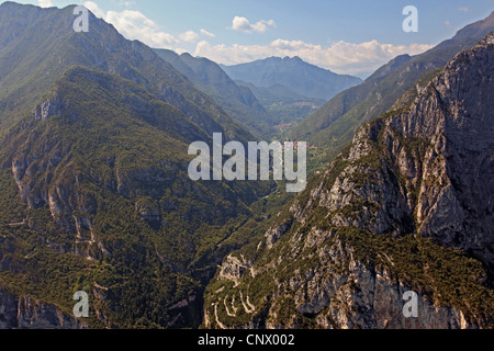 Blick auf Tal und Biacesa di Ledro, Italien, Gardasee, Biacesa di Ledro Stockfoto