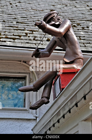 Statue der Fiedler auf dem Dach über Malerei Workshop, Dorf Entertainment Center Der Pedlar, Lahaska, Bucks County, Pennsylvania, USA Stockfoto