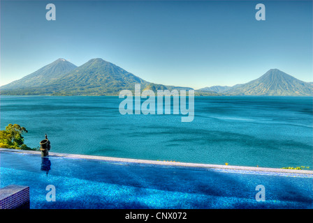 Blick auf Lake Atitlan und Vulkane von der Villa Casa Palopo Hotel Atitlan, Toliman und San Pedro. Stockfoto