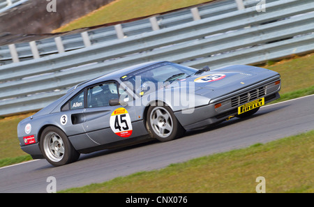 1986 Ferrari 328 GTB mit Fahrer Richard Allen während der Pirelli Formel CLassic Rennen in Snetterton, Norfolk, Großbritannien. Stockfoto