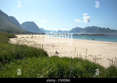 Menschen auf den Strand von Ramberg, Norwegen, Lofoten-Inseln Stockfoto