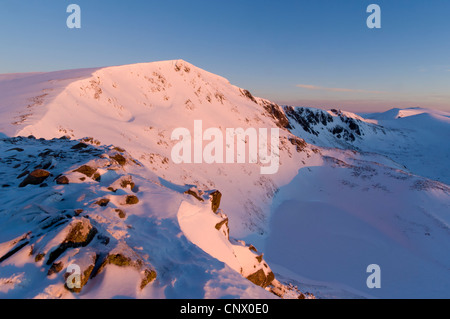 Ben Macdui (1309 m) bei Tagesanbruch, Blick nach Norden über Coire Sputan Dearg (Corrie), Beinn Mheadhoin (1182 m). Stockfoto
