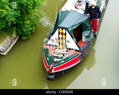 Narrowboat unter einer Brücke in der Nähe von Pewsey Wharf Weitergabe der Kennet und Avon Kanal in Wiltshire, England, UK Stockfoto