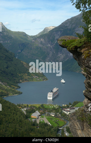 Kreuzfahrtschiff im Geiranger Fjord, Blick vom Flydalsjuvet, Norwegen, Geiranger Stockfoto