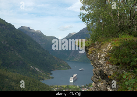 Kreuzfahrtschiff im Geiranger Fjord, Blick vom Flydalsjuvet, Norwegen, Geiranger Stockfoto