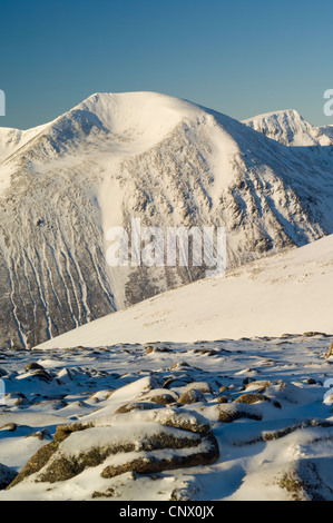 Cairn Toul (1291 m) aus dem Osten. Auf der rechten Seite ist Engel Peak (1258 m). Von Sron Riach Ridge auf Ben Macdui betrachtet. Stockfoto