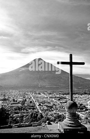 Ansicht von Antigua Guatemala vom Cerro De La Cruz mit Agua Vulkan im Hintergrund. Stockfoto