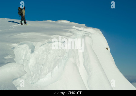 Hillwalker stehen durch Gesimse auf Ben Macdui (Stob Coire Sputan Dearg, 1249 m) Stockfoto