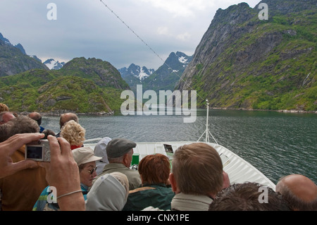 Schiff-Ausflug in einem Fjord in Nord-Norwegen, Norwegen Stockfoto