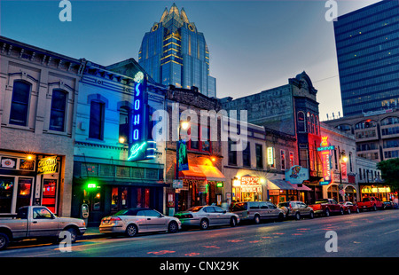 Austins 6th Street in der Dämmerung mit dem legendären Frost-Turm im Hintergrund. Stockfoto