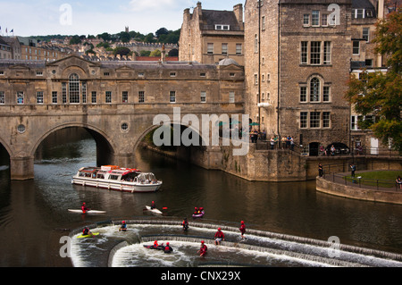 Fluß Avon an Pulteney Bridge und das Wehr, Bath, England. Stockfoto