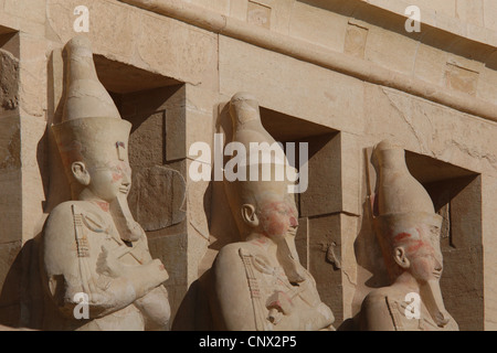 Königin Hatschepsut. Kolossale Statuen in der Leichenhalle Tempel der Königin Hatshepsut in Deir el-Bahari in der Nähe von Luxor, Ägypten. Stockfoto