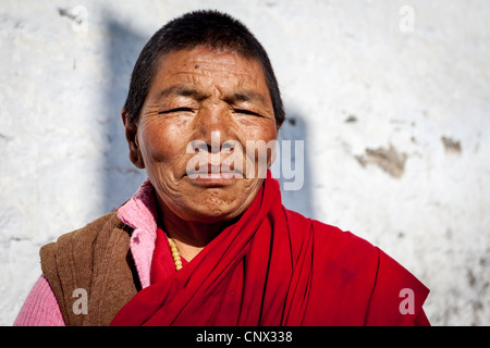 Porträt von weiblichen buddhistischen Mönch aus Galden Namgey Lhatse Kloster Tawang, Indien Stockfoto