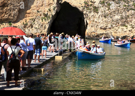 Massentourismus am Binnensee an das Azure Window Dwejra Point, Malta, Gozo, Dwejra, San Lawarenz Stockfoto