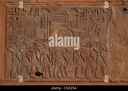 Beerdigung-Boot. Relief in der Roten Kapelle der Königin Hatschepsut in der Tempelanlage von Karnak in Luxor, Ägypten. Stockfoto