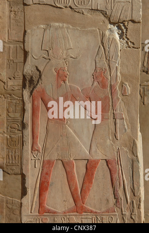 Pharao Amenhotep III und Amun Re. Relief in die große Säulenhalle im Karnak-Tempel-Komplex in Luxor, Ägypten. Stockfoto