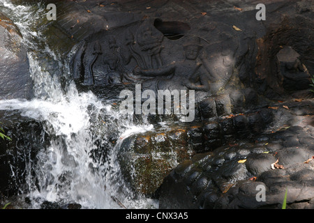 Liegender Vishnu geschnitzt am felsigen Ufer im Kbal Spean Heiligtum in Angkor, Kambodscha. Stockfoto