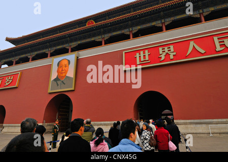 Menschen in die Warteschlange für Eingang unten das Porträt des Vorsitzenden Mao auf dem äußeren Tor zur verbotenen Stadt, Peking, China. Stockfoto