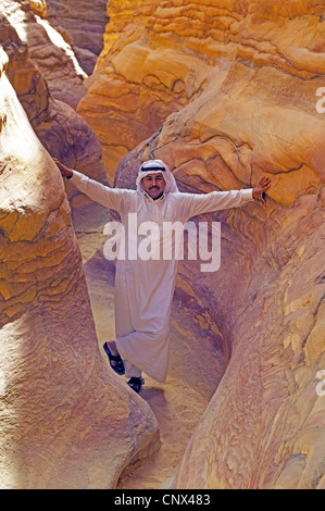 touristische und Beduinen Guide in einer engen Schlucht am Sinaiwüste, Ägypten, Sinai Stockfoto