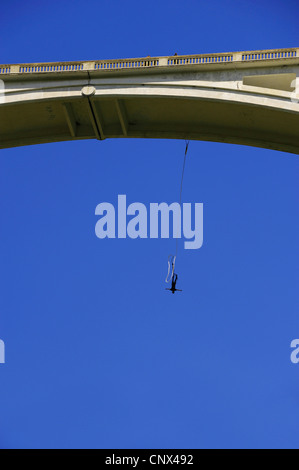 Bungee-Sprung von einer Brücke vor blauem Himmel Stockfoto