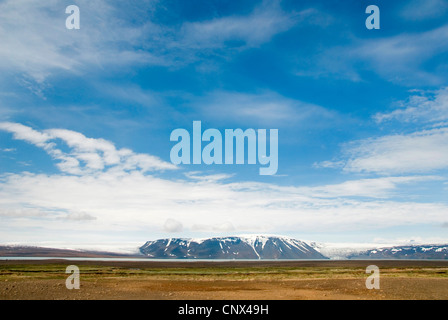 Blick über weite kaum Ebene mit Gletschersee, Gebirge und Gletscher Langjoekull Bachground, Island Stockfoto