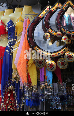 Einkaufen im Nahen Osten: ein Souvenir-Shop mit Schmuck, Kleidung und andere dekorative Gegenstände in Amman, Jordanien. Stockfoto