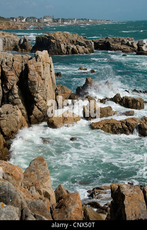 Côte Sauvage auf Guerande Halbinsel Le Croisic im Hintergrund, Frankreich, Bretagne, Loire-Atlantique, Le Croisic Stockfoto