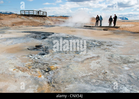 Besucher auf geothermische Gebiet der Hveraroend, Island, Namaskard, Namafjall Stockfoto