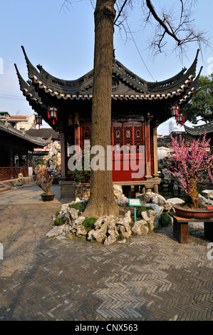 Traditionelle chinesische Gärten und roten Pavillion bei Yu Yuan, Shanghai, China Stockfoto