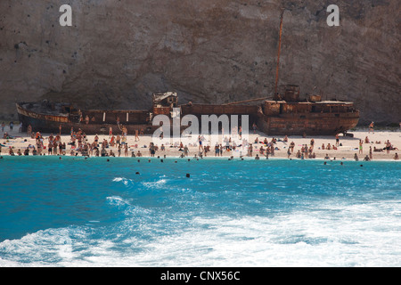 Touristen in Navigio Bay im vorderen Ofship Panagiotis auf Schiff Wrack Strand, Navavio Bay, Griechenland, Zant, Ionischen Inseln Zakynthos Stockfoto