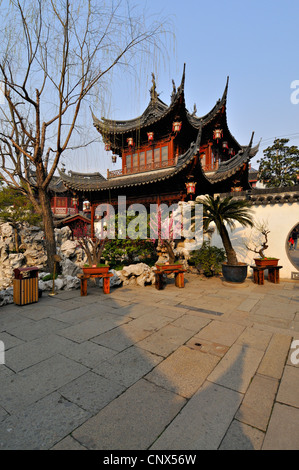 Traditionelle chinesische Gärten und roten Pavillion bei Yu Yuan, Shanghai, China Stockfoto