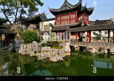 Traditionelle chinesische Gärten und roten Pavillion bei Yu Yuan, Shanghai, China Stockfoto