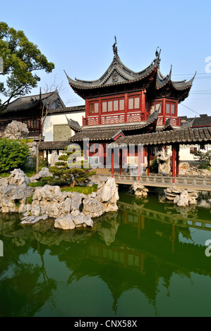 Traditionelle chinesische Gärten und roten Pavillion bei Yu Yuan, Shanghai, China Stockfoto