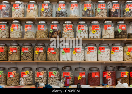 Traditionelle chinesische Medizin in Gläsern in den Regalen Stockfoto