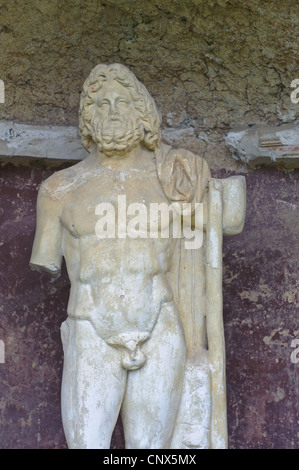 Römische Statue auf die Ruine von Ostia Antica, die alte Hafenstadt des antiken Roms Stockfoto