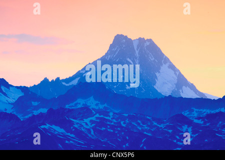 Blick von der Nufenen Pass auf das Finsteraarhorn (4274 m) liegen im Schatten vor roten Abendhimmel, Schweiz, Wallis Stockfoto