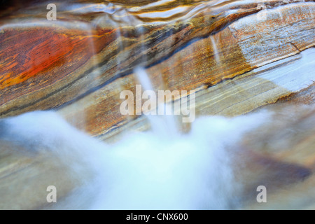 Wasser läuft über den Rand eines Felsens in den Fluss Verzasca in Valle Verzasca, Verzascatal, der Schweiz, Ticino Stockfoto